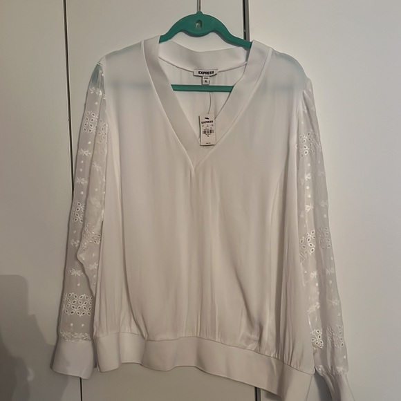 Express NWT lace sleeve v neck popover - Picture 4 of 6